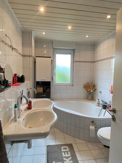 Duschbad mit Eckwanne, 1. OG