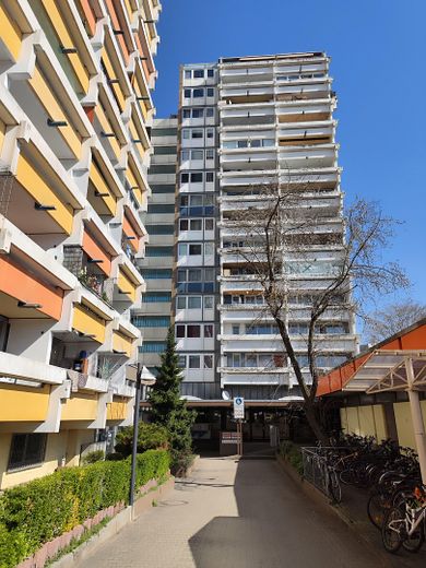 von Privat – Helle 2-Zimmerwohnung mit großer, wettergeschützter Südwestloggia – München-Bogenhausen – Zugangsweg