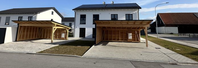 Provisionsfrei & Top KfW-Förderung! Bezugsfertiger KfW-40-Neubau mit PV-Anlage & Speicher in DEG – Zufahrt Carport und Hausseite 