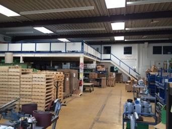 Produktion/ Lagerhalle mit 2 Büros – Podest und  Aufgang zu Büros