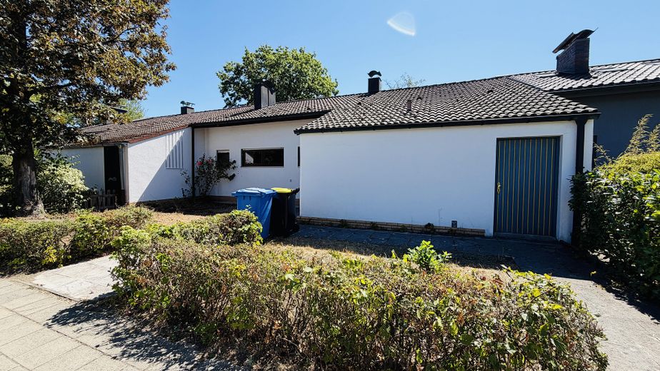 Rohdiamant in Top-Lage: Ebenerdiger Bungalow mit großem Garten – viel Platz für Familien – Hausansicht