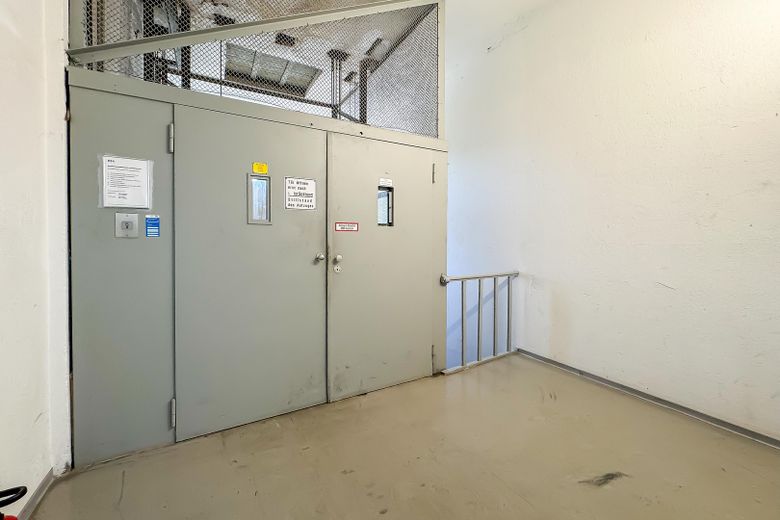 LAGER MIT KÜCHE & LASTENAUFZUG – SICHER, ÜBERWACHT, 24/7 NUTZBAR, TOP-ANBINDUNG RUHRGEBIET – Lastenaufzug bis zu 2 Tonnen