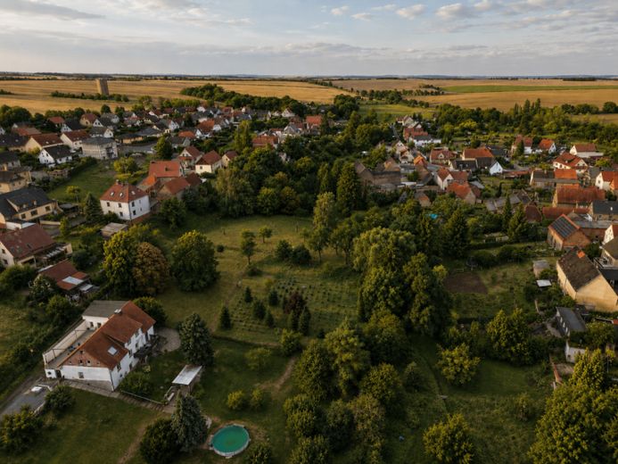 Idyllisch gelegener 3-Seitenhof zum Ausbau und Wohlfühlen mit ca. 2.000 m² Grundstück – Foto 1