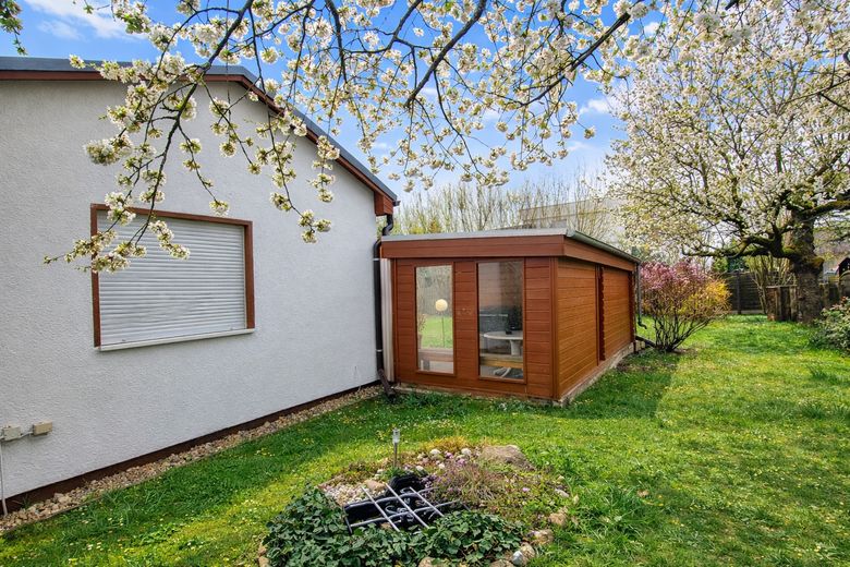 Hausansicht (Pavillon+Teich)