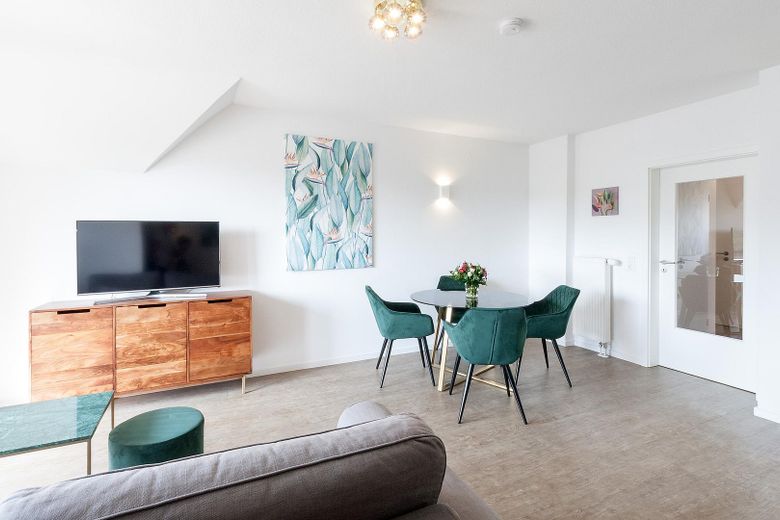 Hofgartennähe #5: Schöne 2 Zi Whg möbliert mit Balkon, EBK und Duschbad – Modern und voll ausgestattet