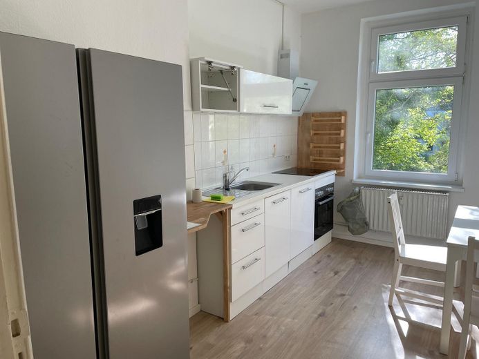Helle WG-geeignete 3-Zimmer-Altbau-Wohnung in Köpenick – Küche m. großem Kühlschrank