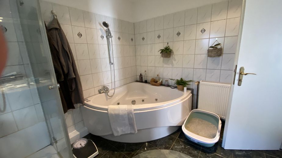 Provisionsfrei: Freistehendes Zweifamilienhaus im grünen Berlin-Heiligensee – EG Bad mit Wanne und Dusche