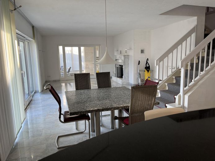 Wohnzimmer mit Esstisch