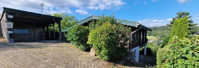 Hausansicht mit Carport