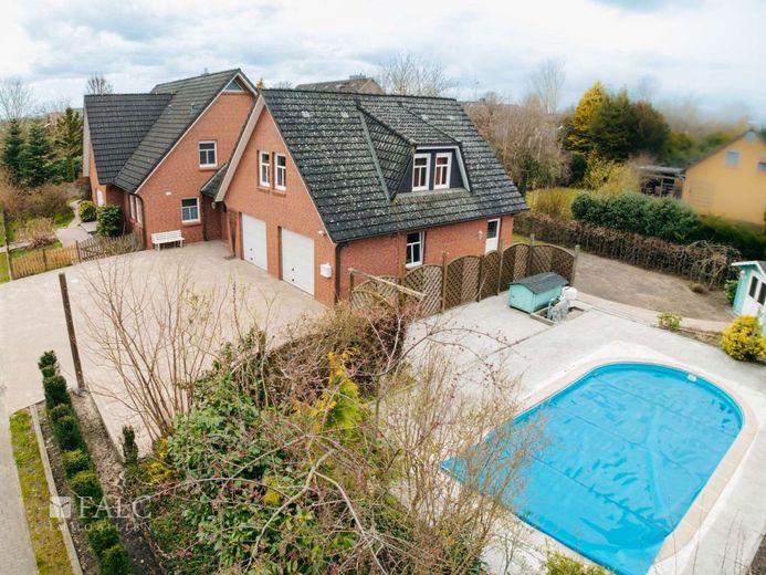 Top gepflegtes Einfamilienhaus mit Einliegerwohnung und Praxis in schöner Lage von Oldendorf – Blick auf den Pool