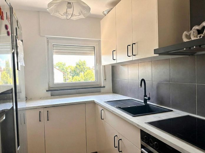 5 % de rentabilidad por alquiler, garantía de alquiler de 10 años, posible sin capital propio – apartamento de 3 habitaciones con garaje en Hattersheim – Küche