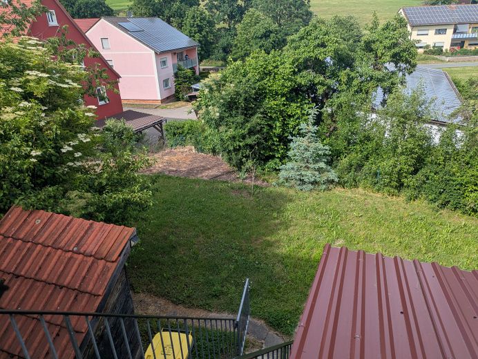 Schöne 4 Zimmer Wohnung mit Balkon und Garten – Blick von Balkon in den Garten