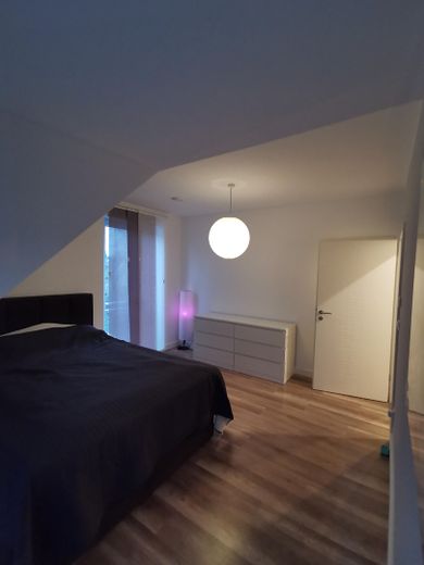 Bahçeli, havuzlu ve şömineli, sakin konumda geniş, mobilyalı ikiz ev - HH-Eidelstedt – OG-Schlafzimmer 1