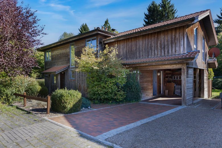Zedernholzhaus mit Sauna, Werkstatt und Garten: viel Platz zum Wohnen, Arbeiten und Entspannen – Straßenansicht Nord