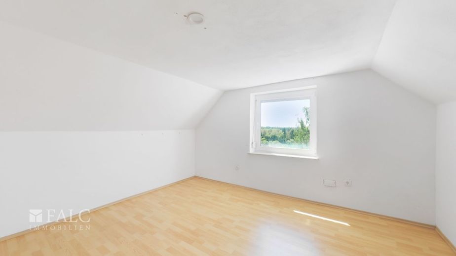 Schönes Einfamilienhaus mit Nebengebäude – Büro DG