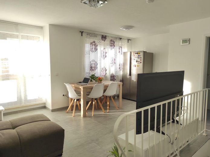 79m² Wohn-/Nutzfläche | Provisionsfrei | 3 Zimmer Maisonette Gartenwohnung | sofort bezugsfrei – Wohnzimmer-möbliert