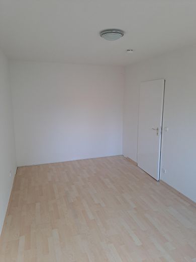 Zentrumsnahe, teilsanierte, renovierte 2-Zimmer-Wohnung mit Balkon, Duplexgarage in Berg am Laim – Schlafzimmer-hinten