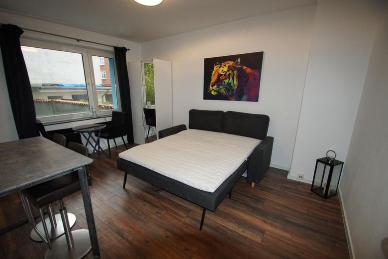 Möblierte und frisch sanierte 1-Zimmer-Wohnung in guter Lage zu vermieten – Bett