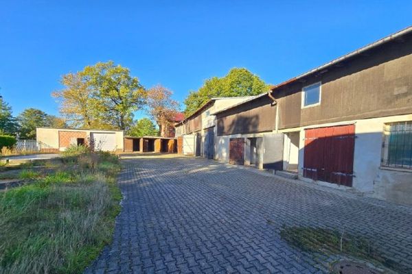 Investitore cercasi: 10 garage, ampio cortile e potenziale di sviluppo a Chemnitz-Borna