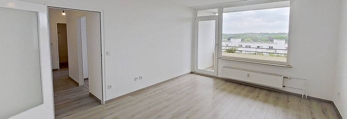 Joli appartement de 2 pièces avec salle de bains moderne avec baignoire, grand BALCON & vue magnifique – Ansicht I: Wohn- und Esszimmer