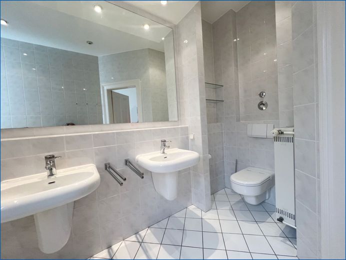** Stilvolle Altbauwohnung ** aus Gründerzeit ** mit Charme &amp; Ruhe in Sachsenhausen-Nord – Sanitäreinrichtungen