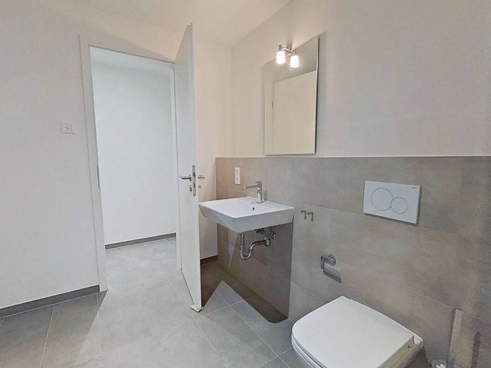 Modernes Wohnen auf zwei Ebenen: Stilvolle Maisonette-Wohnung mit eigenem Garten in Rissen – Ansicht I: Badezimmer II