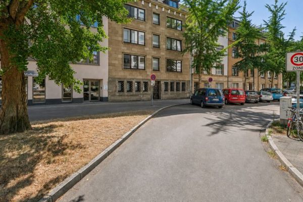 Großzügiges Wohnen. 
Mit Liebe zum Detail kernsanierte 2.5-Zimmer-Wohnung mit großer Loggia in begehrter Lage
