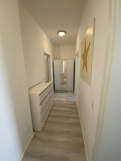 Möblierte  2 Zi-Whg. ( 60 qm) mit HH-Terrasse zu vermieten. – Flur mit Schrank + Kommode