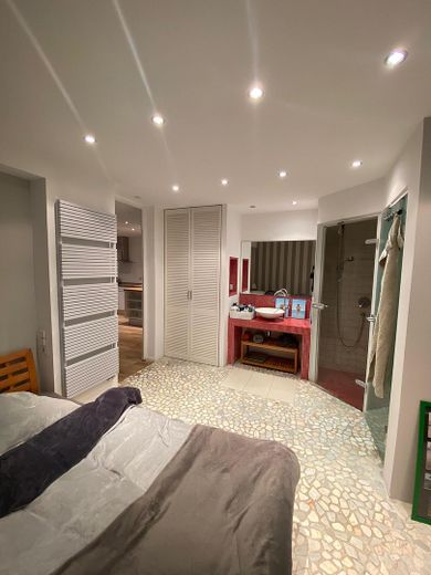 Hübsches, möbliertes Apartment in BH-Schlewecke mit Dampfbad – Totale Schlafzimmer Badezi.