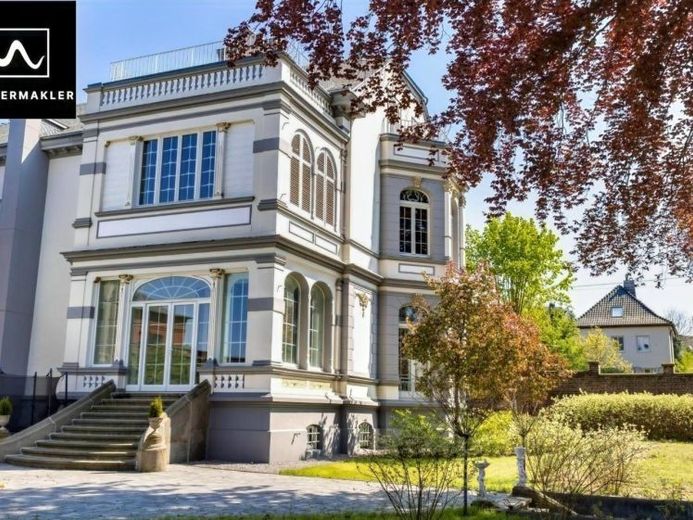 Exklusives Wohnen in historischer Fabrikantenvilla – Gartenwohnung mit besonderem Charme – Foto 1