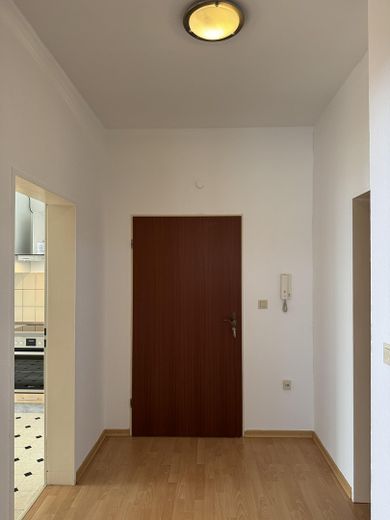 Für junge, berufstätige Personen. Erdgeschoßwohnung mit Garten, 2 ZKB, EBK, AR, Carport mit AR – Flur