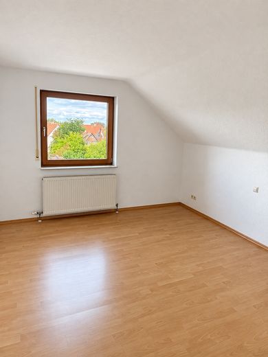 Tanto spazio su 96 m²: appartamento al piano superiore con 4 locali, balcone, cucina componibile e garage – Schlafzimmer mit Ausblick