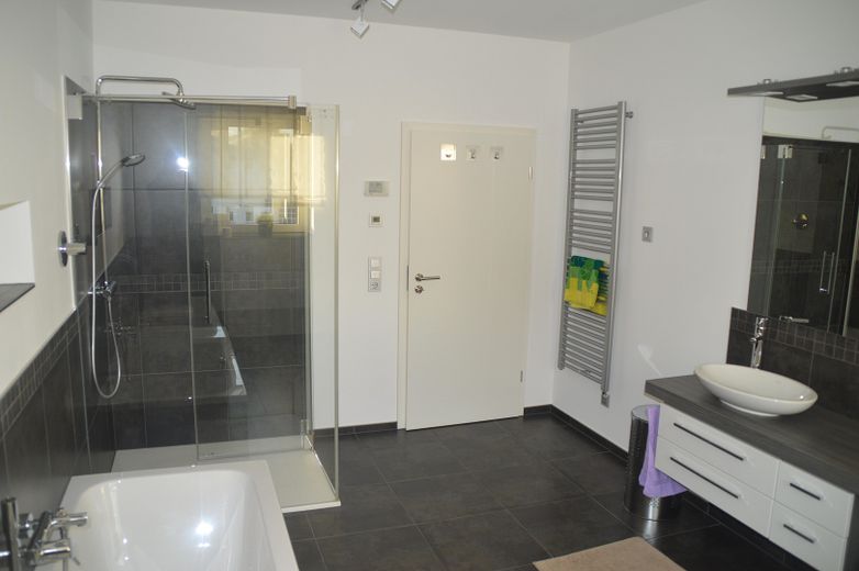 Bad mit Dusche u. Becken