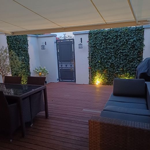 Casa a schiera centrale di alta qualità con 6,5 locali, impianto fotovoltaico e molti dettagli speciali – Terrasse