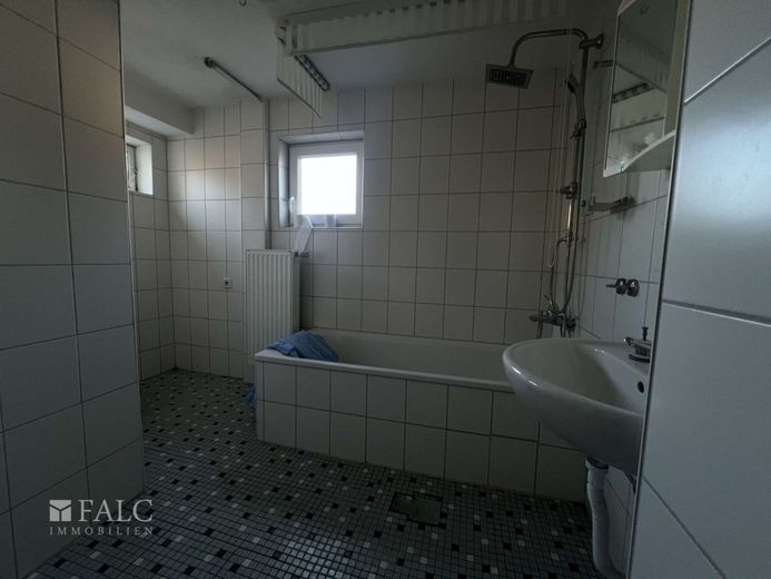 Großes Einfamilienhaus mit 634 m² Grundstück, Garage und viel Potenzial – Badezimmer