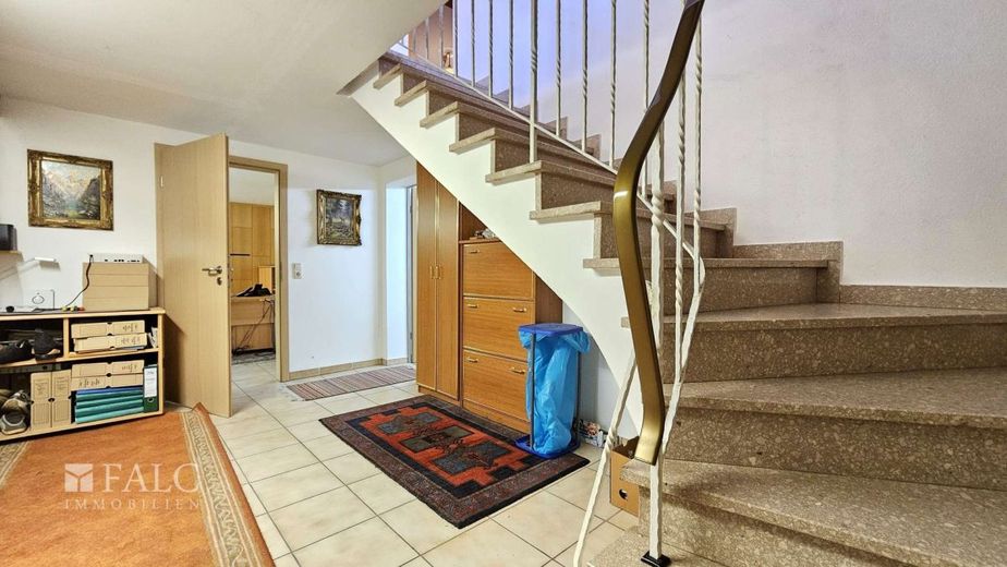 Attraktives Einfamilienhaus mit Doppelgarage, PV-Anlage und ausgebautem Keller – Treppe Keller