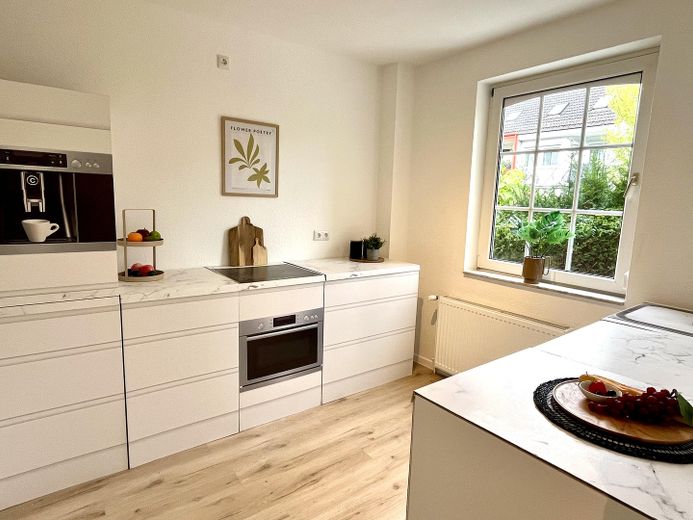 Küche mit Blick in Vorgarten