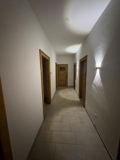 4 Zimmer Whg, 2. OG, renoviert mit EBK 650 plus 75 Euro Küche – Flur