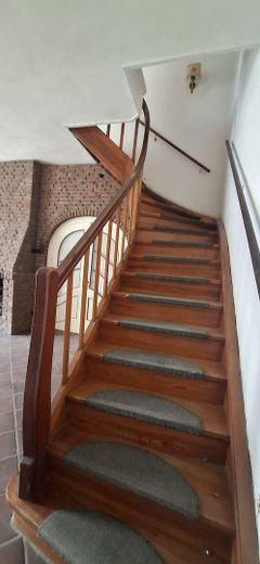 شقة دوبلكس من 6 غرف مع تراس على السطح لمن يرغب في التشكيل الذاتي في Siebenbäumen – Treppe ins OG
