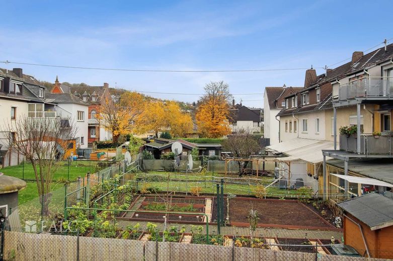 Sanierte Wohnung mit großem Wohnzimmer! – Ausblick1