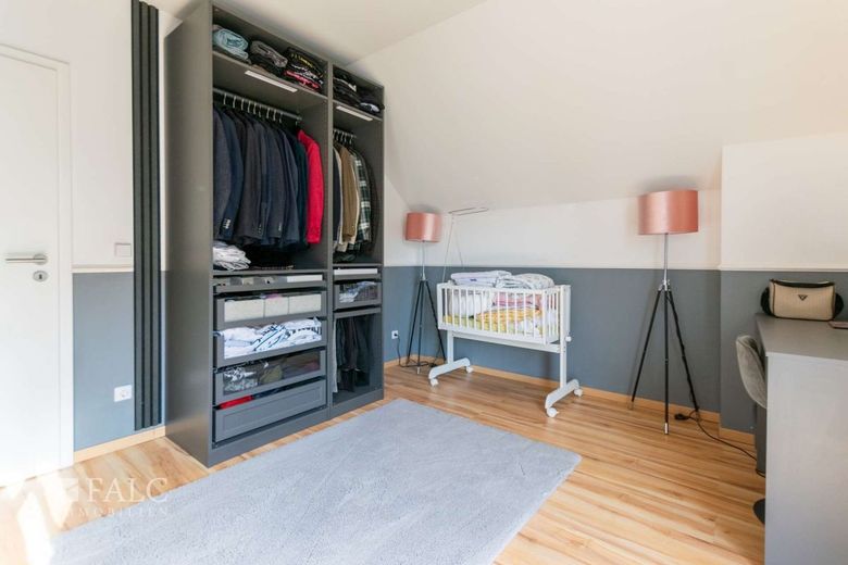 Modernes Familienglück mit großem Garten, Wintergarten &amp; Ausbaupotenzial – Ankleidezimmer