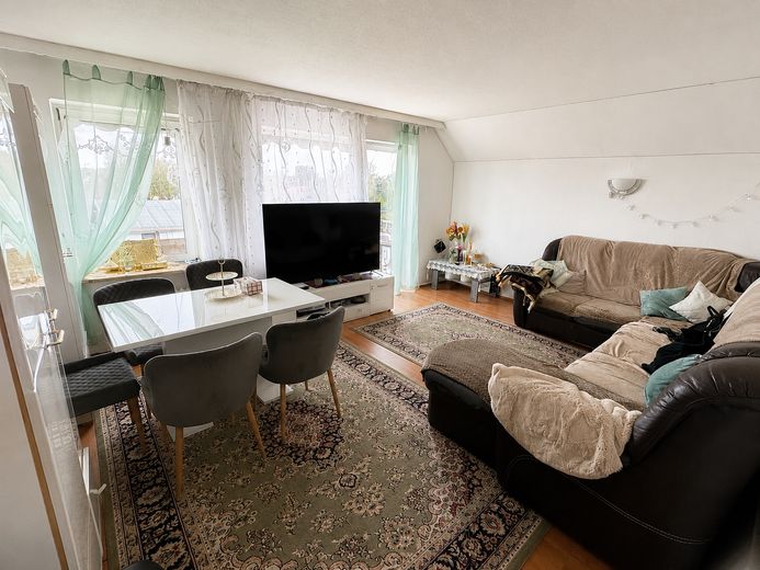 MAISONETTEWOHNUNG MIT GROSSEM BALKON – Wohnzimmer