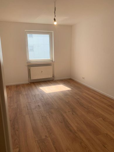 Erstbezug nach Sanierung: Helle 2,5-Zimmer-Wohnung mit Weitblick, Aufzug & TG in Heusenstamm – Schlafzimmer