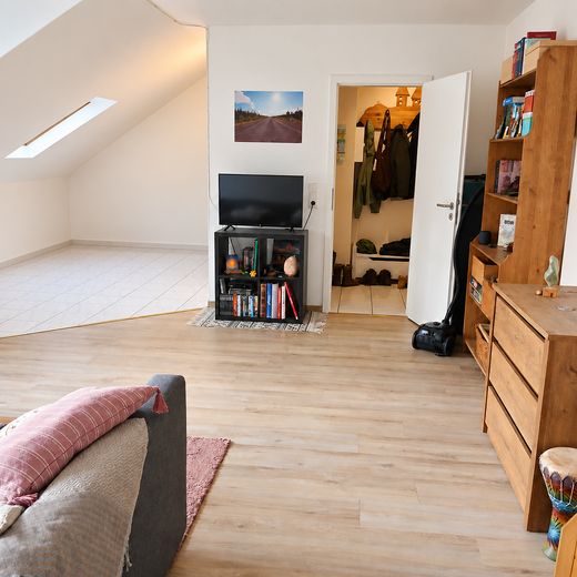 Helle 2-Zimmer Wohnung, Balkon, modernes Bad – Wohnbereich, Küche und Flur