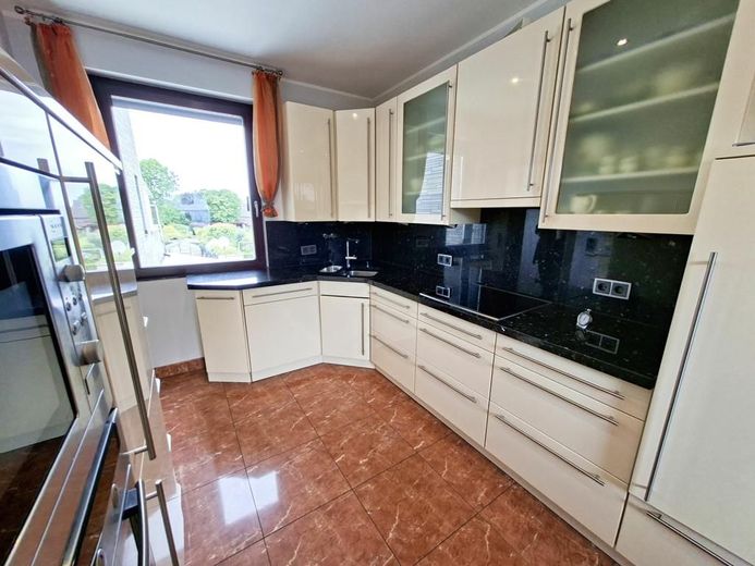 CITYHOUSE: Einfamilienhaus mit viel Platz, Dachterrasse,  Traumgarten, Stellplatz für Wohnmobil, PKW – Einbauküche 1.OG
