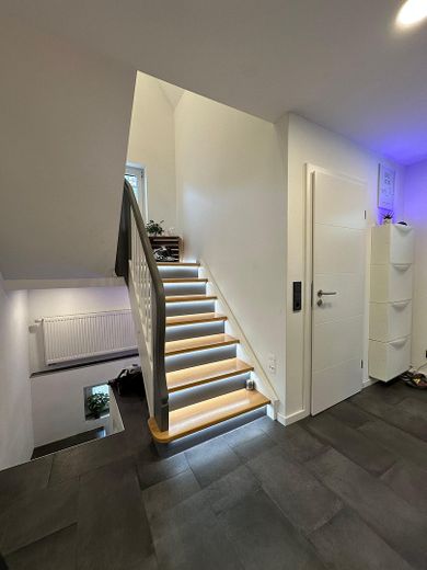 Provisionsfrei - Bezugsfertiges Einfamilienhaus mit großem Garten und Erweiterungspotenzial – Treppenaufgang & Zugang Keller