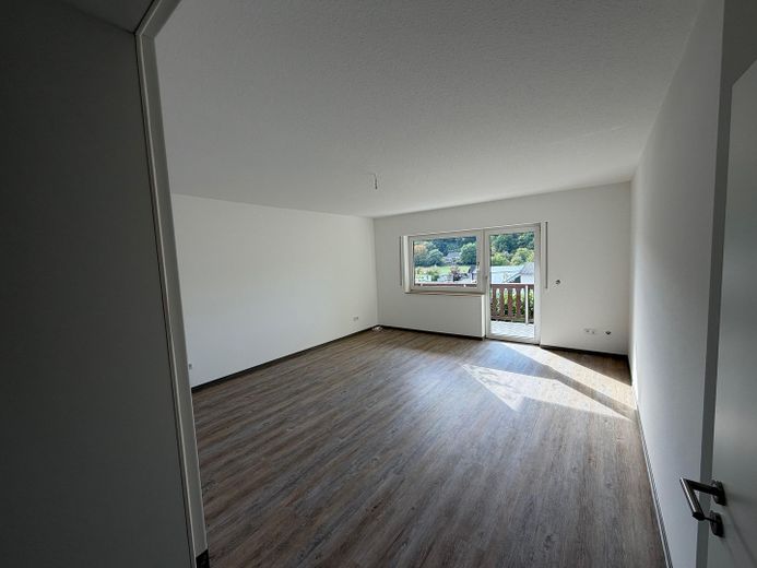 Newly renovated & quietly located – 3 rooms with balcony and lovely views – Wohn-/Esszimmer mit Balkon
