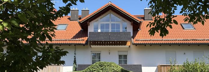 Ruhige grüne Lage: Gepflegtes Reihenhaus mit 13kWp PV, 2 Wallboxen, Energieklasse B - von privat – Außenansicht von Strasse