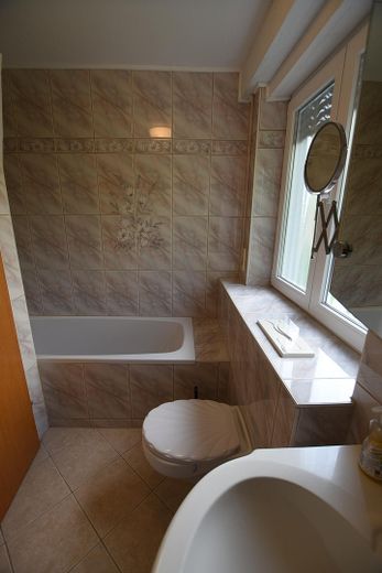 Charmantes Einfamilienhaus in idyllischer Lage, provisionsfrei ! – Badezimmer im UG