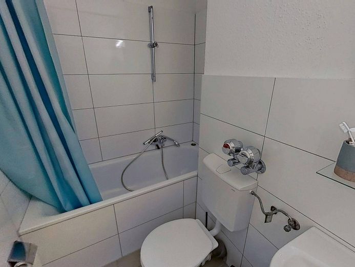 SADECE KIZLAR: Öğrenci ve stajyerler için aydınlık paylaşımlı ev odası – Ansicht I: Bad
